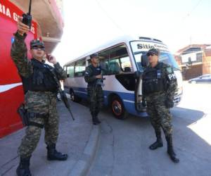 Hasta la terminal de buses de la colonia El Sitio llegaron elementos de la PMOP para brindar seguridad. Foto: Alex Pérez.
