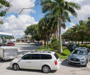 Los habitantes de Florida hacían filas por largo tiempo para poder llenar de combustibles sus carros. Foto: AFP