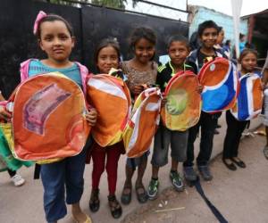 Estos niños lucen contentos las mochilas que recibieron de parte de diario EL HERALDO. Foto: Emilio Flores/ EL HERALDO.