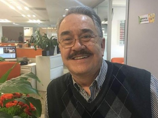 Pedro Sola es un presentador mexicano de 72 años de edad.