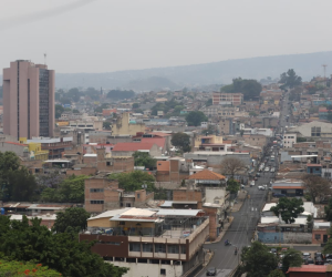 Tras varias semanas viviendo bajo una capa de humo denso en la capital, los cielos empiezan a presentar leves mejoras la mañana de este martes en el territorio nacional. EL HERALDO le proporciona algunas imágenes de algunos puntos de Tegucigalpa.