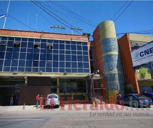 Dos exfuncionarios del CNE dimitieron por cargos en el gobierno.