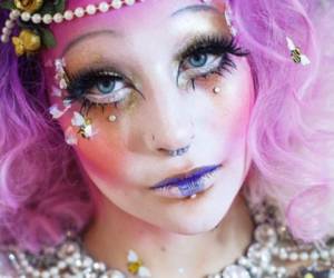 Toshi Salvino es una artista estadounidense que con su llamativo maquillaje y vestuario se ha ganado el nombre de Muñeca humana. Foto: Instagram