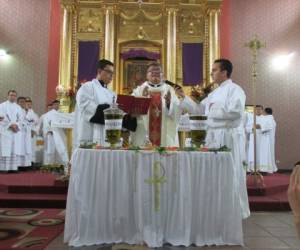 Los sacerdotes del departamento de El Paraíso al participar en la Misa Crismal junto con el obispo José Antonio Canales.