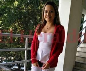 La guapa Monique Triminio votó en la Facultad de Medicina. Foto: Marcel Osorto