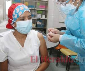 Las dosis de la vacuna Sputnik V requieren ser almacenadas a menos 18 grados centígrados, por lo que no todas las regiones sanitarias del país pueden recibirla. Se priorizará al grupo de trabajadores de salud. Foto: El Heraldo