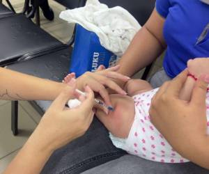 Autoridades hondureñas llaman a los padres de familia a llevar a vacunar a sus hijos contra la tos ferina.