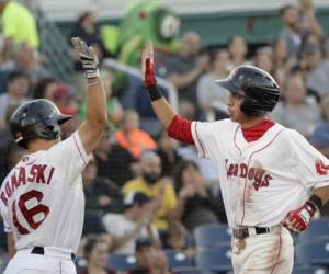 Mauricio Dubón celebra una anotación de los Sea Dogs con Romanski. Foto: www.pressherald.com