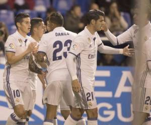 Los jugadores del Real Madrid celebran una de las anotaciones de James Rodríguez (Foto: Agencia AP)