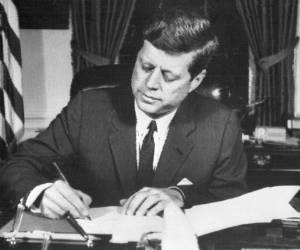 Cientos de libros y películas, como 'JFK' de Oliver Stone (1991), han alimentado la teoría de la conspiración, señalando a rivales de la Guerra Fría como la Unión Soviética o Cuba, la mafia e incluso al vicepresidente Lyndon B. Johnson.