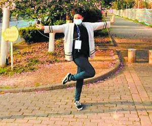 Samantha Brooks, en China, posteó que “enhorabuena después de casi dos meses en cuarentena por fin hemos salido a tomar un poco del sol”.