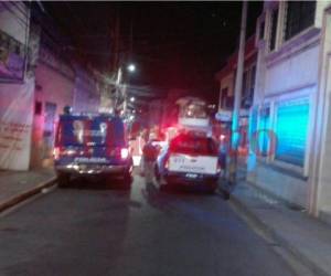 El cuerpo de la víctima quedó tirado en el centro comercial hasta donde llegó la DPI. Foto: EL HERALDO