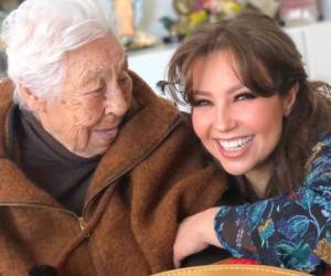 La fotografía muestra a Thalía junto a su abuela, la señora Eva Mange Márquez.
