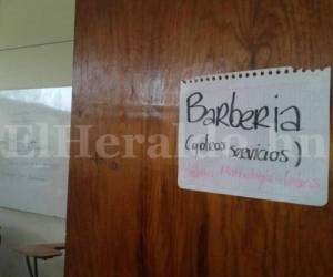 Rótulos con mensajes sugestivos instalaron en aulas selladas los estudiantes universitarios.