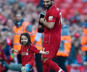 La hermosa niña se convirtió en la atracción en el estadio. Foto: Libero.Pe