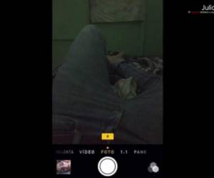 El dueño del Iphone se percató cuando estaba tomando una foto por lo que llevó su celeluar a que lo revisaran. Foto: Youtube