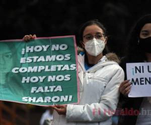 Mujeres sostienen carteles que dicen “Hoy no estamos completos, hoy nos falta Sharon” y “Ni uno menos” durante una protesta para exigir justicia para las víctimas de violencia de género en la Plaza de la Constitución de la Ciudad de Guatemala . Foto: AFP.