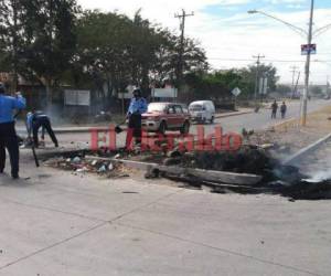 Momento en el que los policías despejaban las calles tras la toma de la salida a San Marcos de Colón, Choluteca. (Fotos: Gissela Rodríguez / EL HERALDO)