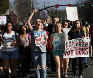 Vitoreados por manifestantes y con el apoyo de estudiantes de todo el país, los sobrevivientes del tiroteo de hace una semana en la escuela Marjory Stoneman Douglas salieron el martes de Parkland, una pequeña ciudad vecina a Miami, hacia la capital en el extremo norte de Florida, para sostener sus primeras reuniones políticas. Foto: AP