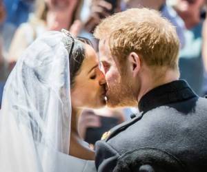 Meghan Markle y el príncipe Harry sellaron su matrimonio con un beso frente a la iglesia de San Jorge. Foto: AFP