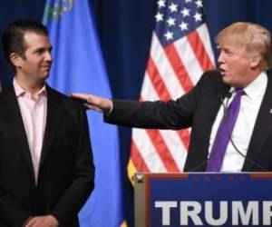 Donald Trump Jr. junto a su padre, el presidente de Estados Unidos. (AFP)