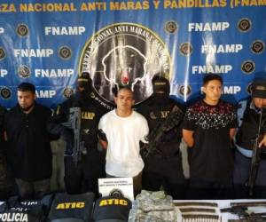 El pandillero junto a otros detenidos fueron puestos a las órdenes de la Fiscalía de la ciudad de San Pedro Sula. Foto: FNAMP.