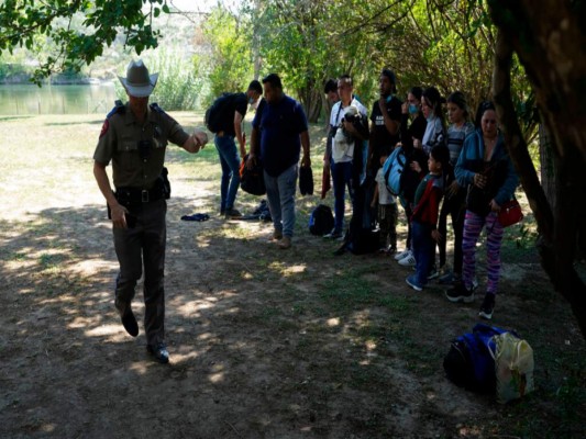 - En esta fotografía del 16 de junio de 2021, agentes del Departamento de Seguridad Pública de Texas trabajan con un grupo de migrantes que cruzaron la frontera de Estados Unidos con México y se entregaron a las autoridades, en Del Rio, Texas. (AP Foto/Eric Gay, archivo).