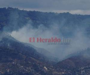 El humo producto del incendio se divisaba desde varios puntos de la capital, dando de de que se trata de un siniestro de grandes proporciones. Foto: Estalin Irías/ EL HERALDO