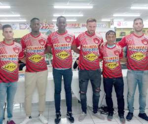 Los nuevos jugadores del Vida posan para la fotografía (Foto: Facebook del Vida)