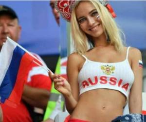 Natalia Nemtchinova es la aficionada rusa más mediática en este Mundial. Su belleza cautiva a todos los hinchas del mundo. Fotos AFP|AP|Twitter
