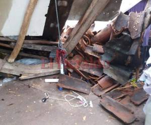 Las tejas quedaron tiradas en el suelo de la humilde vivienda.