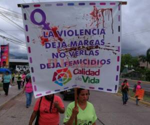 Con mensajes alusivos contra la violencia, las mujeres realizaron este miércoles una marcha en Tegucigalpa para denunciar la impunidad en los feminicidios. (Foto: Mario Urrutia/ El Heraldo Honduras/ Noticias Honduras hoy)