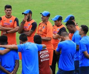 La charla de Diego Vazquez antes de comenzar el entrenamiento (Foto: Ronal Aceituno)