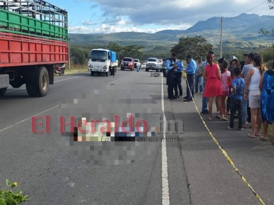 El cadáver del ciclista quedó en uno de los carriles de la carretera que conduce a Olancho.
