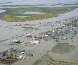 Una inundación rodea viviendas y otras construcciones el jueves 27 de agosto de 2020 tras el paso del huracán Laura, cerca de Lake Charles, Luisiana.