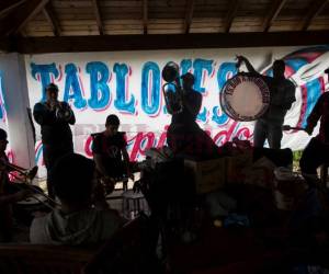 La hinchada de San Lorenzo componiendo canciones para la Selección de Fútbol de Argentina. Foto: Rodrigo Abd / Agencia AP