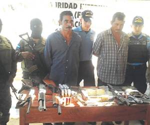 Con fuerte armamento fueron capturados dos hombres en La Libertad, Comayagua.