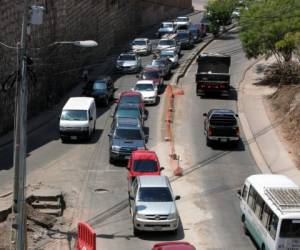 Los trabajos en la calles y avenidas de la capital hacen que se forme congestionamiento vial todo el día, pero este se agudiza en la hora de más alta afluencia de vehículos en la mañana.Foto: Johny Magallanes.