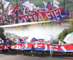 La Ultra Fiel no deja solo a su Olimpia y menos para una final, se hicieron presentes en el estadio Nacional horas antes del encuentro