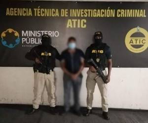 Momento en que los agentes de la Atic mostraban al edil tras su detención.
