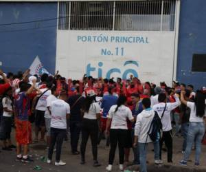 Así alentaban a su equipo los miembros de la Ultra Fiel en las afueras del estadio Nacional de Tegucigalpa. (Foto: Juan Salgado / Grupo Opsa)