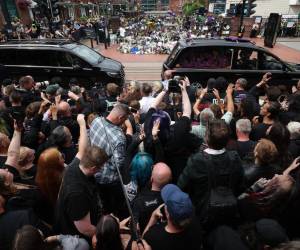 La ciudad inglesa de Birmingham dio su último adiós este miércoles a Ozzy Osbourne (1948-2025), su 'príncipe de las tinieblas', en un emotivo cortejo que llevó el féretro del rockero a través de puntos emblemáticos de la urbe ante miles de personas que abarrotaron las calles.