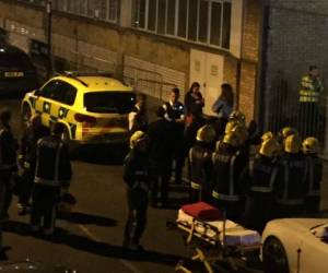 La policía se hizo presente al lugar para atender la emergencia en la discoteca de Londres. (Foto: Cortesía @PhieMcKenzie)