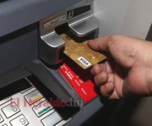 En tarjetas de crédito se han colocado L 21,256.1 millones. Foto: EL HERALDO