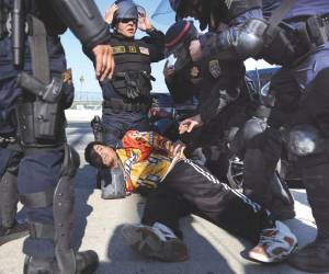 Las redadas por parte de las autoridades de Estados Unidos se están intensificando y de forma violenta se realizan las detenciones. Cada vez son más las personas que se están oponiendo a las acciones contra los migrantes del presidente Donald Trump.