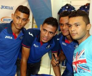 Los jugadores de Motagua estuvieron firmando autográfos este día en Diunsa.