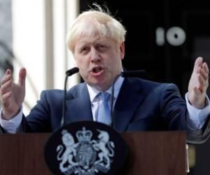 El primer ministro británico Boris Johnson habla frente al número 10 de Downing Street en Londres. Johnson y la canciller alemana Angela Merkel prevén reunirse para discutir el Brexit y asuntos bilaterales, dijo un vocero del gobierno alemán. Foto: Agencia AP.