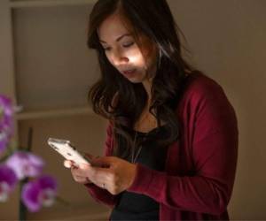 Anna Nguyen se comunica por teléfono celular con un paciente desde su casa en Sacramento, California. Foto: AP.