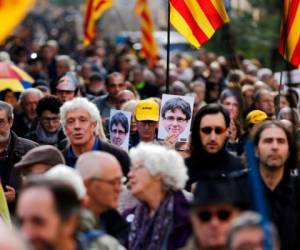 Cientos de catalanes salieron a las calles en protesta a la negativa de investidura del exfuncionario Carles. Foto: AFP