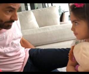La pequeña se resistió a entregar la muñeca para su sobrina Kailani. Foto: Instagram